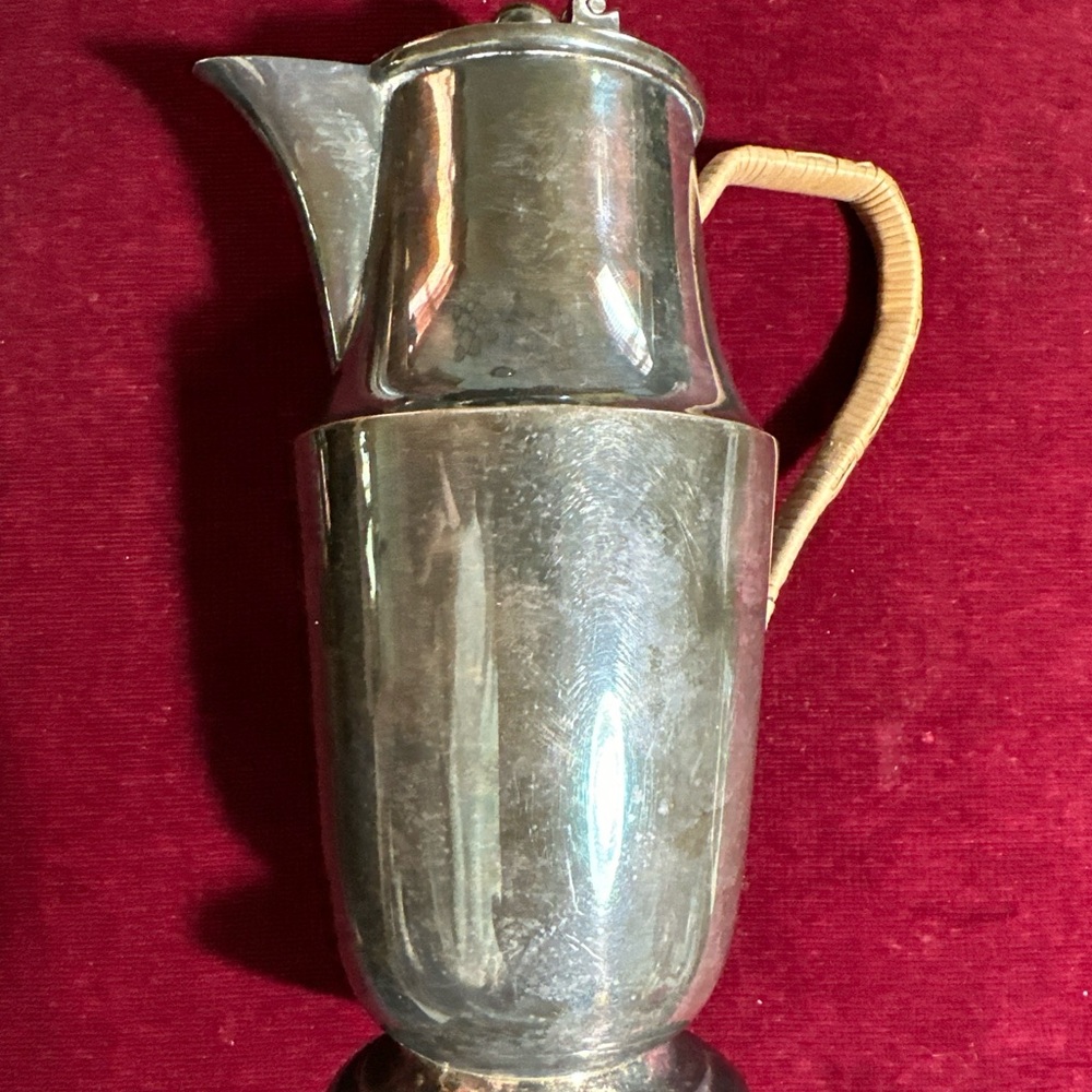 Amazing tea pot silver one of a kind couldn’t find similar on the Webb